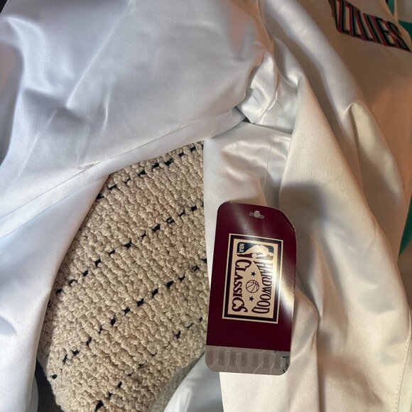 Mitchell & Ness Vancouver Grizzlies Satin Throwback Jacket XXL (Fits XL) NWT - Picture 8 of 8